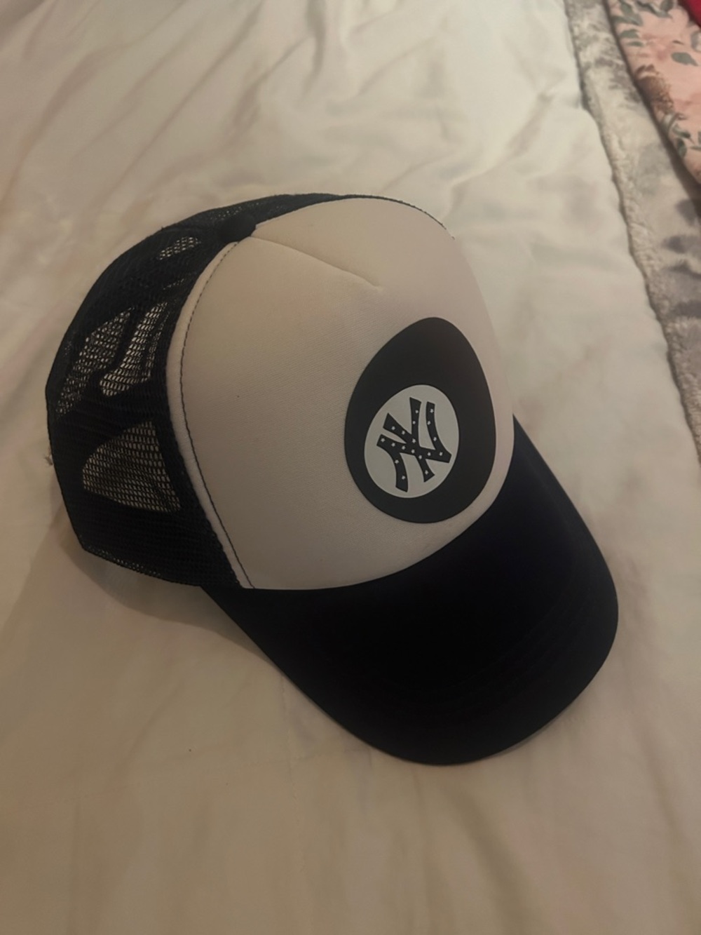 Yankees Navy Blue and White Adjustable Truckers hat (unisex)